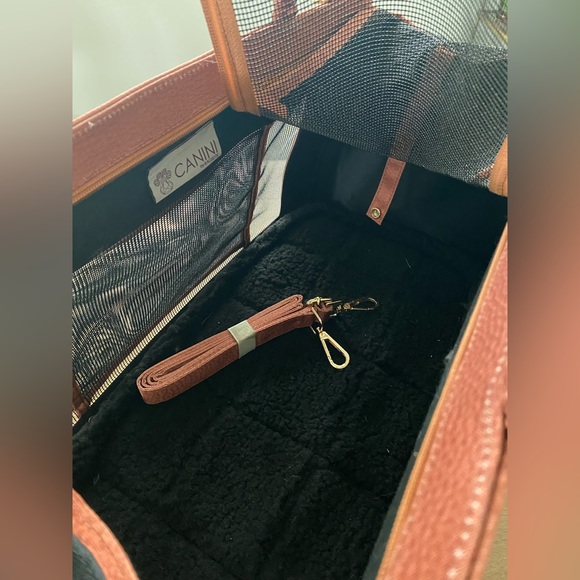 Amazing high quality pet carrier designer and luxury look. Gorgeous Cognac brown - Picture 10 of 17